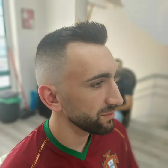 Degradé alto com barba